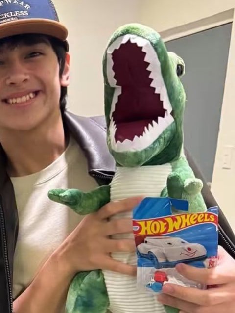 miraeiou_'s tweet photo. wala silang space sa gitna para sa barney neyshun kasi kasama na nila tayo sa pic hajasjajhshahahah ✋🏻😭

#capeath https://t.co/wmYE1rxRcQ