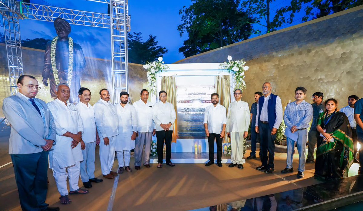 revanth_anumula's tweet photo. Dr Manmohan Singh ji deserves to be honoured with Bharat Ratna posthumously.

Great previlege for me to inaugurate one of India’s rare memorial park to honour the architect of Indian economic reforms, who strengthened the foundations of New India, and ensured the path for our country to become of the world’s top economies.

As Prime Minister, Dr Singh, with the support of Smt Sonia Gandhi, ensured some of the greatest humanitarian and egalitarian legislations, to make Food, Minimum Work and Wages, Education and Information our rights.

He made India a global powerhouse, ensuring the world respected us, and successfully laid the path for the Nuclear Deal.

It was in #DrManmohanSingh ji’s tenure as Prime Minister, we, the people of #Telangana could realise our long cherish dream of a separate State.

He was a great economist, intellectual, leader, administrator, and above all, a wonderful human being, dignity personified, whose integrity was unimpeachable.

Salute, Dr Singh! I hope all of India joins me in paying respects to him and adding to the demand of Bharat Ratna for this great, patriotic Indian.