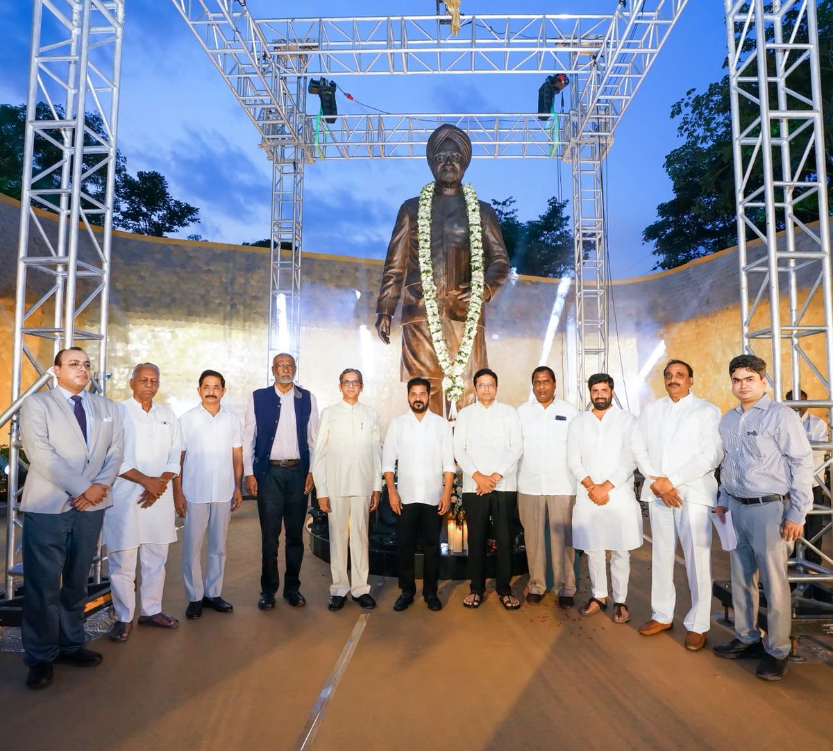 revanth_anumula's tweet photo. Dr Manmohan Singh ji deserves to be honoured with Bharat Ratna posthumously.

Great previlege for me to inaugurate one of India’s rare memorial park to honour the architect of Indian economic reforms, who strengthened the foundations of New India, and ensured the path for our country to become of the world’s top economies.

As Prime Minister, Dr Singh, with the support of Smt Sonia Gandhi, ensured some of the greatest humanitarian and egalitarian legislations, to make Food, Minimum Work and Wages, Education and Information our rights.

He made India a global powerhouse, ensuring the world respected us, and successfully laid the path for the Nuclear Deal.

It was in #DrManmohanSingh ji’s tenure as Prime Minister, we, the people of #Telangana could realise our long cherish dream of a separate State.

He was a great economist, intellectual, leader, administrator, and above all, a wonderful human being, dignity personified, whose integrity was unimpeachable.

Salute, Dr Singh! I hope all of India joins me in paying respects to him and adding to the demand of Bharat Ratna for this great, patriotic Indian.