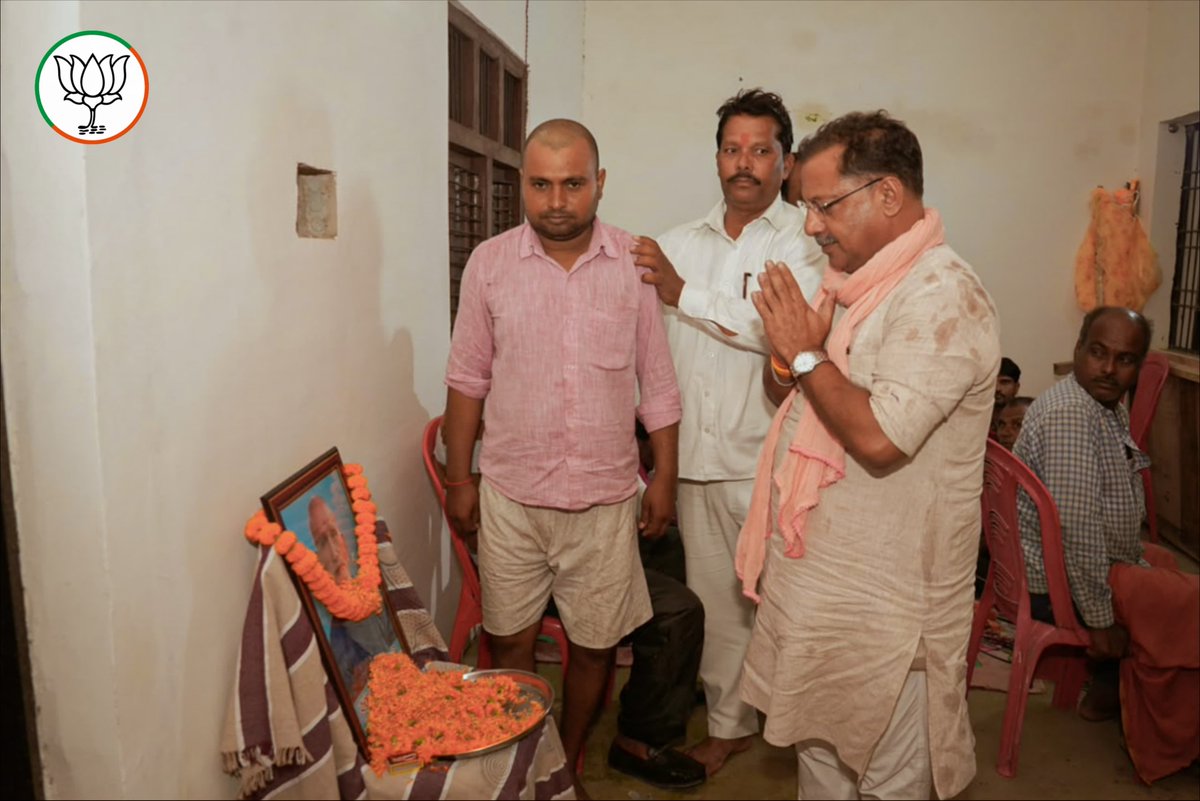 PNPathakBJP's tweet photo. आज अपने विधानसभा क्षेत्र कुशीनगर के शामपुर हतवा में श्री रामू चौधरी जी की पूज्य पिता जी के ब्रह्मभोज में सम्मिलित होकर उन्हें श्रद्धांजलि अर्पित की एवं शोकाकुल परिजनों से भेंट कर अपनी संवेदना व्यक्त की। https://t.co/SO1tKnOqtV