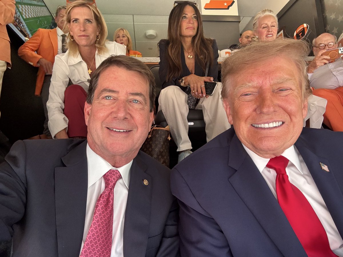 SenatorHagerty's tweet photo. Flew into Knoxville this morning with some friends to watch today’s big game.

Thanks for the lift, @POTUS— Go Vols!
@Vol_Football @CollegeGameDay @UTKnoxville https://t.co/a4eiQfRO2q