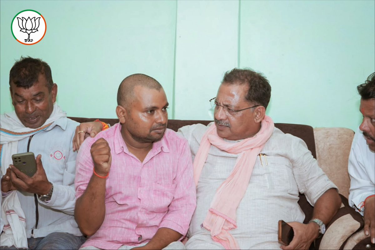 PNPathakBJP's tweet photo. आज अपने विधानसभा क्षेत्र कुशीनगर के शामपुर हतवा में श्री रामू चौधरी जी की पूज्य पिता जी के ब्रह्मभोज में सम्मिलित होकर उन्हें श्रद्धांजलि अर्पित की एवं शोकाकुल परिजनों से भेंट कर अपनी संवेदना व्यक्त की। https://t.co/SO1tKnOqtV