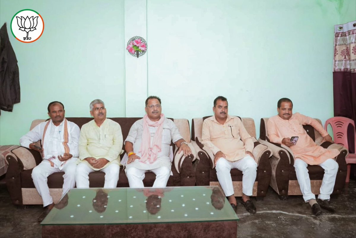 PNPathakBJP's tweet photo. आज अपने विधानसभा क्षेत्र कुशीनगर के शामपुर हतवा में श्री रामू चौधरी जी की पूज्य पिता जी के ब्रह्मभोज में सम्मिलित होकर उन्हें श्रद्धांजलि अर्पित की एवं शोकाकुल परिजनों से भेंट कर अपनी संवेदना व्यक्त की। https://t.co/SO1tKnOqtV