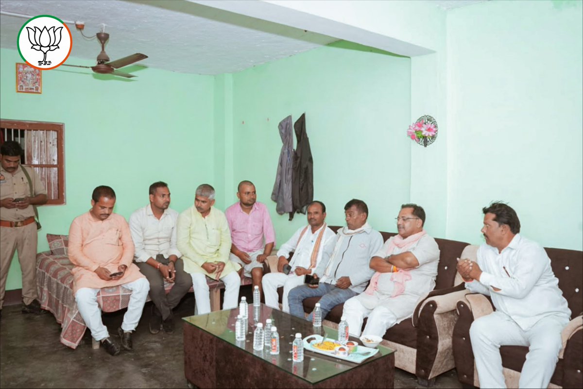 PNPathakBJP's tweet photo. आज अपने विधानसभा क्षेत्र कुशीनगर के शामपुर हतवा में श्री रामू चौधरी जी की पूज्य पिता जी के ब्रह्मभोज में सम्मिलित होकर उन्हें श्रद्धांजलि अर्पित की एवं शोकाकुल परिजनों से भेंट कर अपनी संवेदना व्यक्त की। https://t.co/SO1tKnOqtV