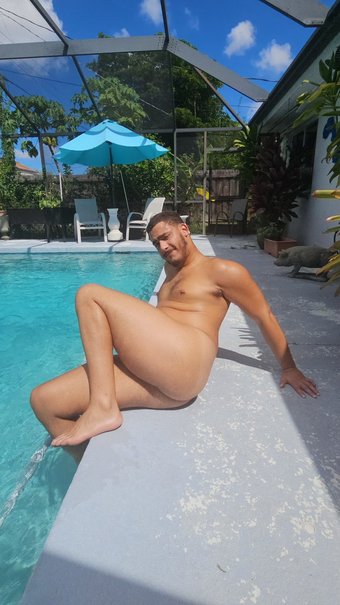 Jock4BigBoys's tweet photo. Last pool day for awhile 🍂 https://t.co/fUlMobrcwC
