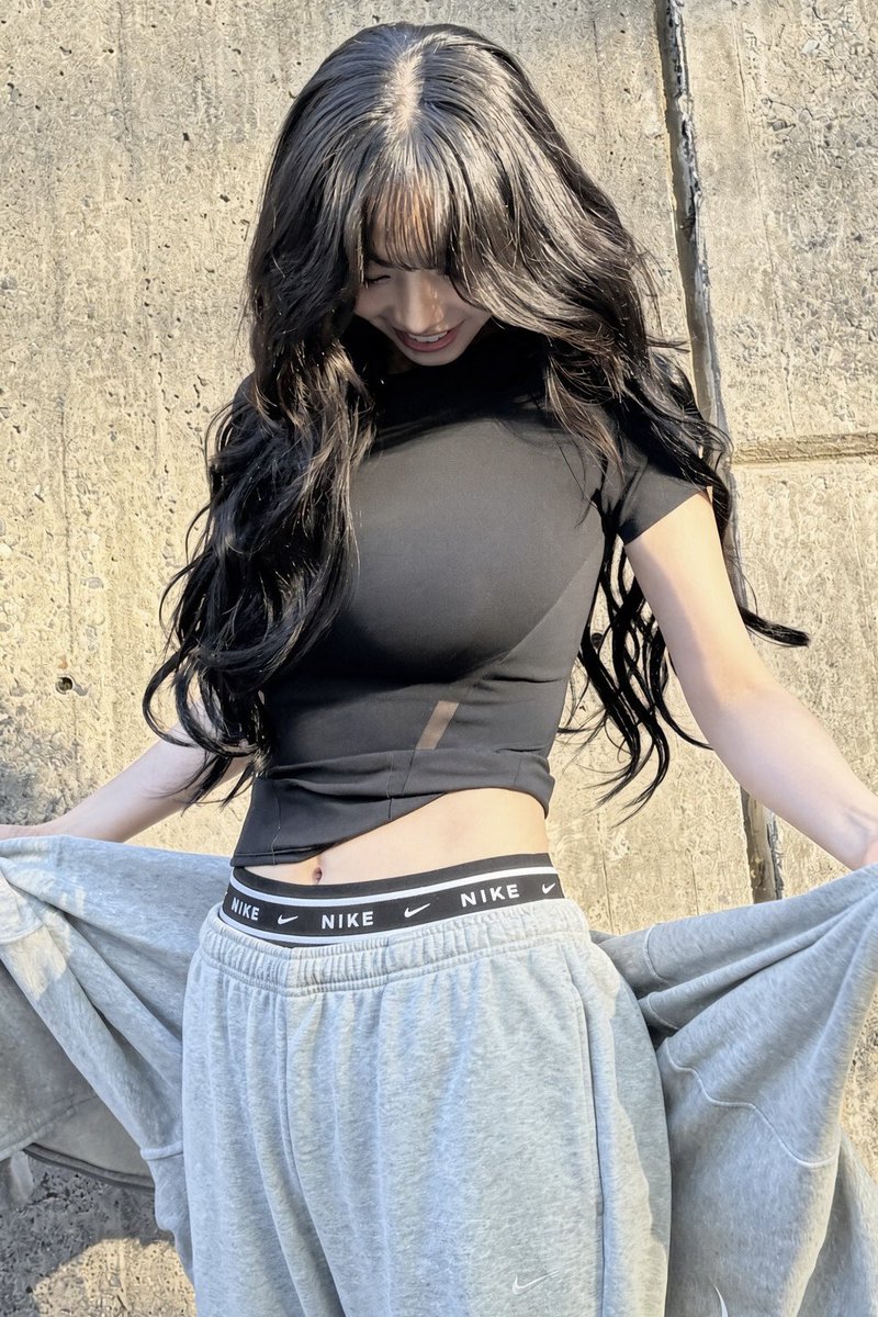 KRNLOOKS's tweet photo. body so tea #KARINA #카리나 https://t.co/5HeNeSKGs6