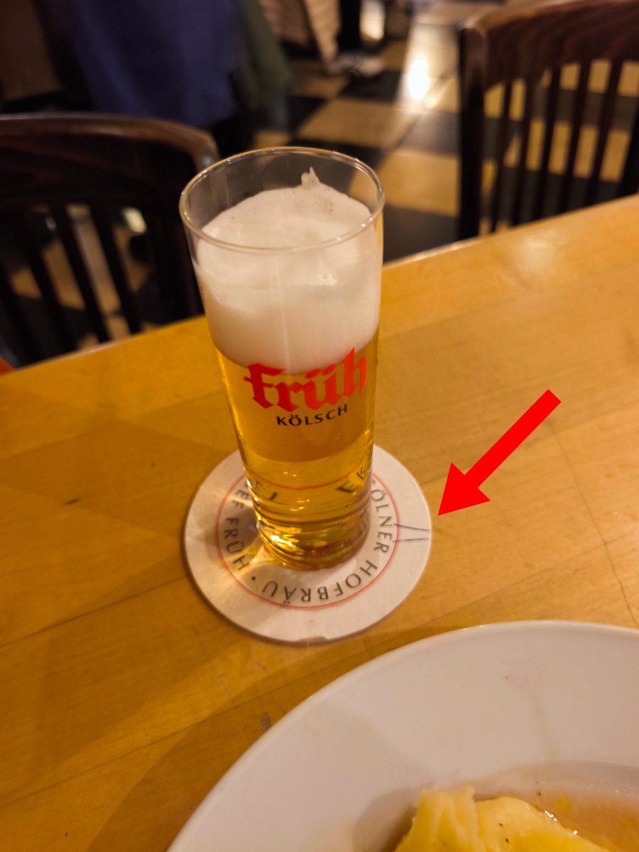 dame_tre's tweet photo. ケルシュビールはわんこそば方式なのでグラスが空いてると次のビールが来る。もういらないときは下のコースターをグラスの上に乗せてフタをすれば終了。これもわんこそばと同じ。お会計はコースターにつけたマークで何杯飲んだか判定する。飲みやすいビールだったので何杯飲んだか覚えてない https://t.co/RoCf51bweO