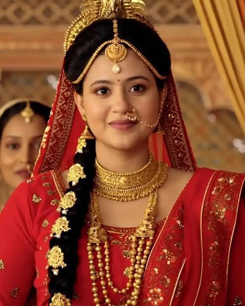 ThePriyaGupta1's tweet photo. कल थिएटर में रामायण आई है।

आज लोगों के पास दो रास्ते हैं —
या तो आस्था का ठेका लेकर चुप रहो,
या फिर पूछो कि ये महाकाव्य है या तीन घंटे की reels।

अंजली अरोड़ा सीता बनीं है।
कच्चा बादाम वाली। लॉक-अप वाली।

अब वही चेहरा अयोध्या के दरबार में “गरिमा और त्याग” बेच रहा है।

सवाल कास्टिंग का नहीं है कि लड़की नाचे या न नाचे।

सवाल ये है —
जब किरदार माता सीता हो,
तो निर्माता पहले भक्ति देखते हैं या वायरल फॉलोअर्स?

VFX ऐसा कि आदिपुरुष वाले अब मंदिर में दीया जला रहे होंगे ....“कम से कम हम अकेले नहीं थे।”

पोस्टर में वानर के चेहरे पर चश्मा।
त्रेता युग में स्पेक्टेकल नहीं, स्पेक्टेकल्स आ गए।

एक तरफ मुख्यमंत्री पोस्टर अनावरण कर रहे हैं।
दूसरी तरफ टिकट पर लिखा है — आस्था, वनवास, मर्यादा।

बीच में वही पुराना फॉर्मूला:
भगवान का नाम चिपकाओ, बहस दब जाएगी, बॉक्स ऑफिस भगवान भरोसे।

कभी-कभी इस देश में बकवास चीजें भी नोट छाप लेतीं हैं । लोग सिर्फ ये देखने जाते हैं कि इतनी खराब कैसे बन गई।
उत्सुकता भी टिकट कटवा देती है।
लेकिन अभी तक वैसा चमत्कार नहीं हुआ।
पहले दिन की कमाई 8 से 15 लाख के बीच बताई जा रही है।

ये फिल्म देखने गए थे या ये देखने कि इस बार सीता किस इंफ्लुएंसर के चेहरे पर चढ़ाई गई है?

रामायण हजारों साल से चल रही है। इसे हर साल नई फेस, सस्ता VFX और प्रेस रिलीज़ की ज़रूरत नहीं पड़ती।

जरूरत पड़ती है इज्ज़त की।
और इज्ज़त रील्स से नहीं आती, जिम्मेदारी से आती है।
अब बताओ —
ये कथा है,
कथा के नाम पर कंटेंट है, या फिर लोगों की जिज्ञासा पर दांव?