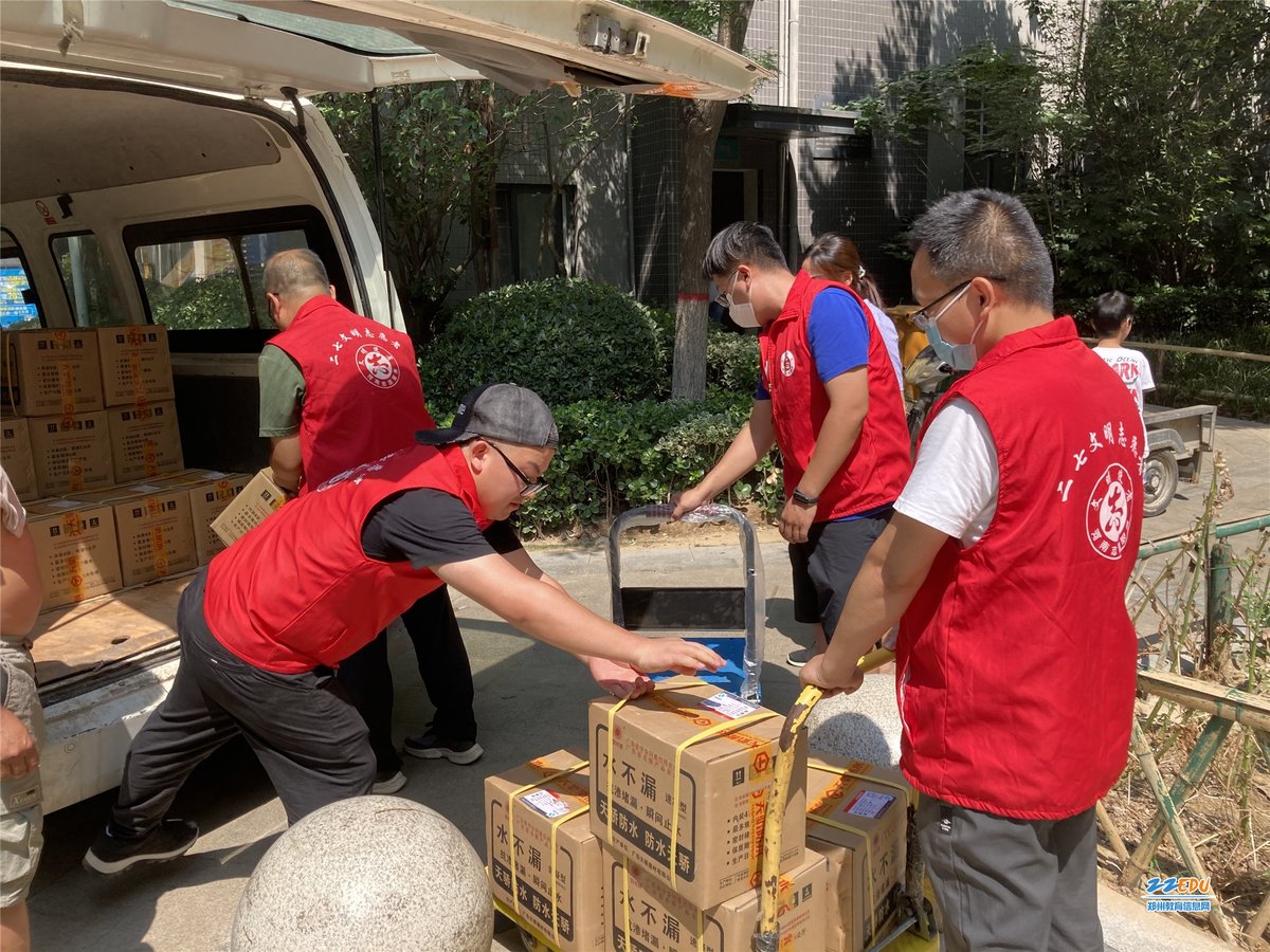 DeandraParuybj's tweet photo. Hoy ayudamos a distribuir alimentos a familias necesarias en el centro de la ciudad. Cada pequeo gesto cuenta, gracias a todos los voluntarios!， https://t.co/yJ1kSmGRpH