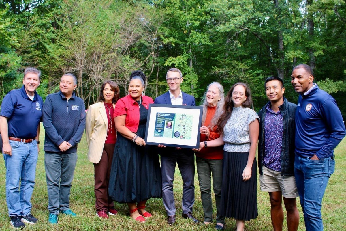 WalterAlcornFFX's tweet photo. I was honored to join the Connolly family &amp; @Rep_Walkinshaw at Lake Accotink today.

We unveiled new trail signage on the Cross County Trail to memorialize the late Rep. Gerry Connolly’s lasting legacy to #FairfaxCounty and @fairfaxparks. https://t.co/UKzsjRqxuO