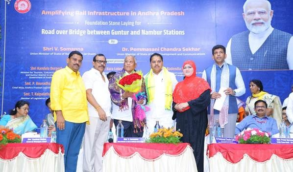 NewsStar69313's tweet photo. Foundation Stone Laid For 4-Lane Road Over Bridge Between Guntur And Nambur Costing ₹108 Crore.
#Foundation #Stone #Laid #For4 #Lane #Road #Over #Bridge #Between #Guntur #Nambur #Costing₹108 #Crore #NewDelhi #Delhi
https://t.co/ffl9QR71zi https://t.co/0ViTCD3Udi