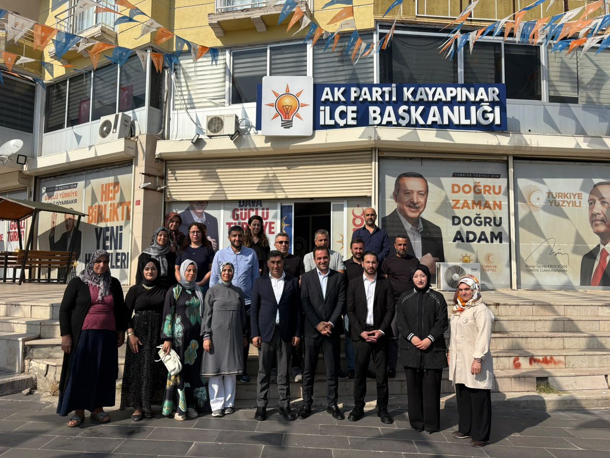 davutyildiz21's tweet photo. #Teşkilat Buluşmalarında Bugün;

📍Kayapınar’dayız.

İl Bilgi İşlem Uzmanımız Cengiz Babayiğit, İl Teşkilat Başkan Yardımcılarımız Osman Merdanoğlu, Rojda Türkeş ile birlikte;

#Kayapınar İlçe Başkanımız Sayın Serkan Kahraman ve 3 kademe teşkilat başkanlarımızla bir araya geldik. https://t.co/Pk1HwHvz2X