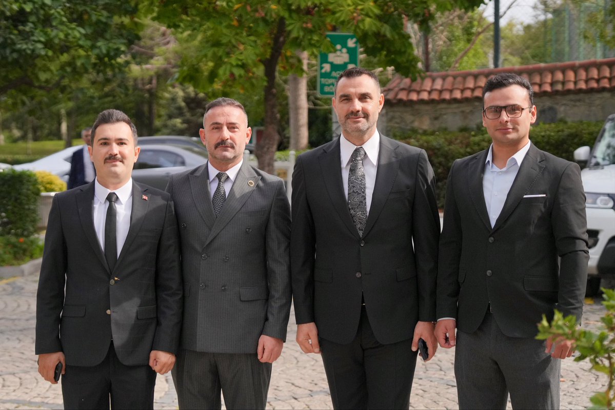mhpbeykoz's tweet photo. İstanbul 2 Nolu Barosu tarafından düzenlenen; Genel Başkan Yardımcımız İstanbul Milletvekilimiz Sayın Feti YILDIZ ve MHp İstanbul İl Başkanımız Sayın Volkan YILMAZ’ın teşrifleriyle gerçekleştirilen toplantıya İlçe Başkanımız Mehmet GÜNDOĞDU, İlçe Başkan Vekilimiz Av. Tolga KESKİN ile Hukuk İşlerinden Sorumlu İlçe Başkan Yardımcımız Av. Murat USTABAŞI’dan oluşan İlçe Heyetimiz iştirak ettiler. 

Kıymetli hukukçularımızla bir araya gelinen ve Terörsüz Türkiye konusu başta olmak üzere bir çok değerlendirmenin yapıldığı bu buluşmadan dolayı 2 Nolu Baro Başkanı Av. Yasin ŞAMLI, Başkanvekili Av.Niyazi PAKSOY ve Yönetiminin ev sahipliğindeki toplantı Liderimiz Devlet BAHÇELİ’nin çizdiği istikamette istişarelerin gerçekleşmesine vesile olmuştur. 

@BBvolkanyilmaz 
@_MHPistanbul_ 
@CamurMehmet123 
@mehmetgndogdu1