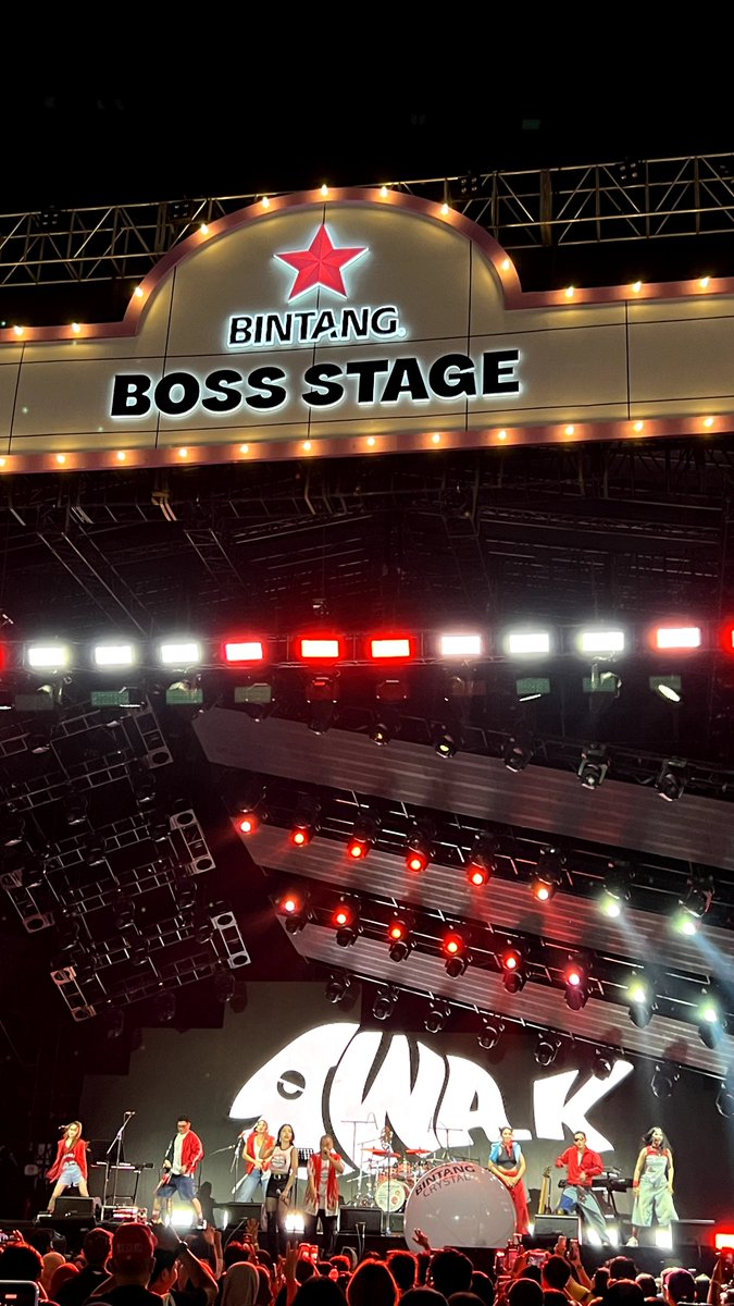MajnunnL's tweet photo. nostalgia dapet, serunya juga dapet. denada x iwa k di boss stage day 1 #BINTANGxPestapora https://t.co/M74RiNEFyd