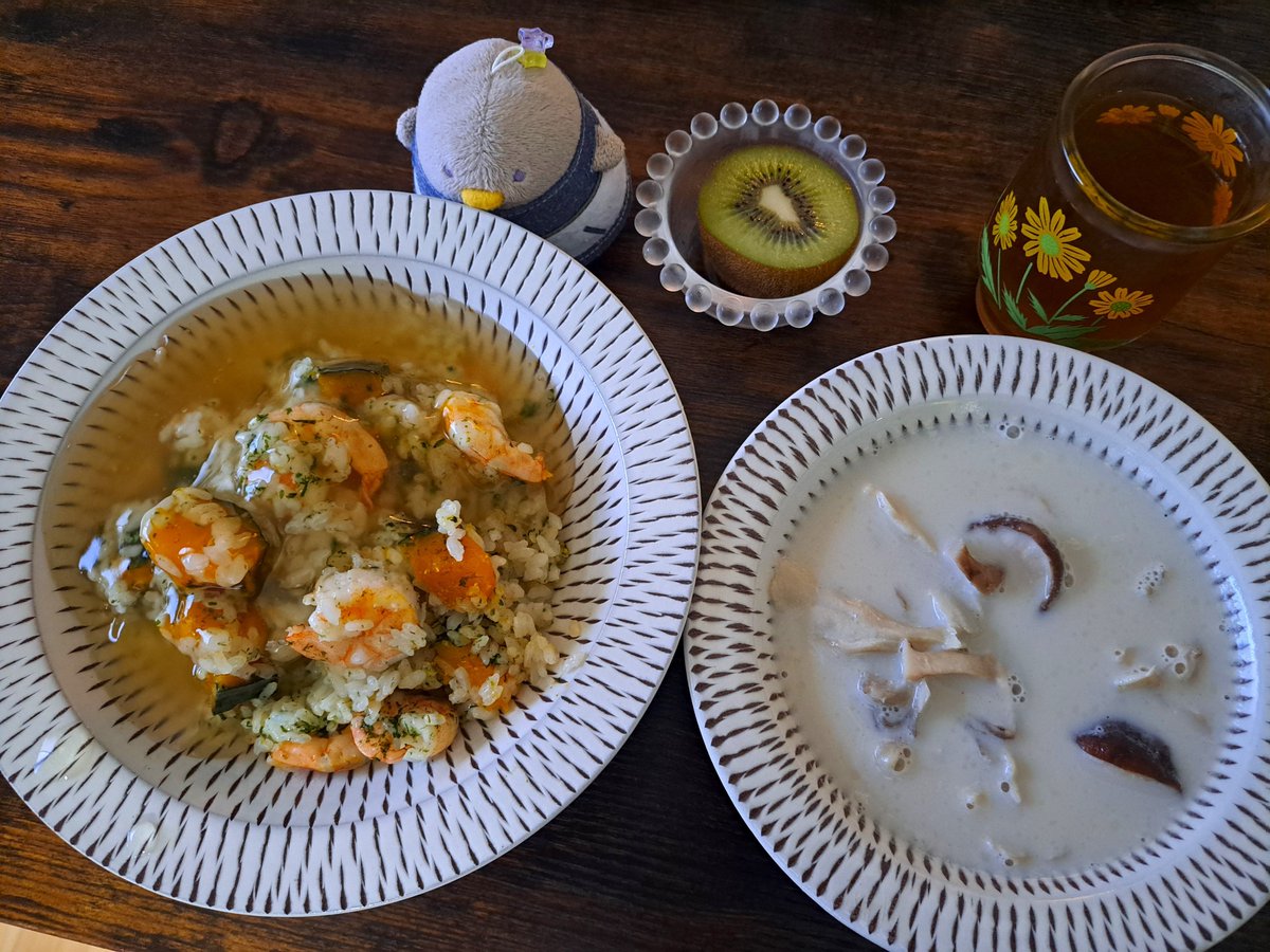 sakaten_aho's tweet photo. 🐥今日の晩飯🦐エビとかぼちゃの生姜青のり炊き込みごはんのあんかけ、きのこのミルクスープ、キウイ😋 https://t.co/oOrtUXyBR1