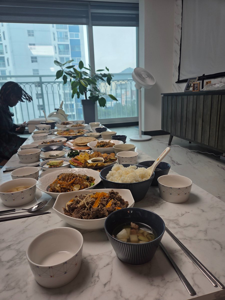 wajiruh's tweet photo. 25/09 in Korea✨️
First Chuseok in Jeonju and I had the best time. Made chapatis and played so may games. My team won too
10/10 experience 🌼

#sheesinKorea
#lifeinKorea
#mastersdegree
#chuseok https://t.co/EeLUAuQSP5