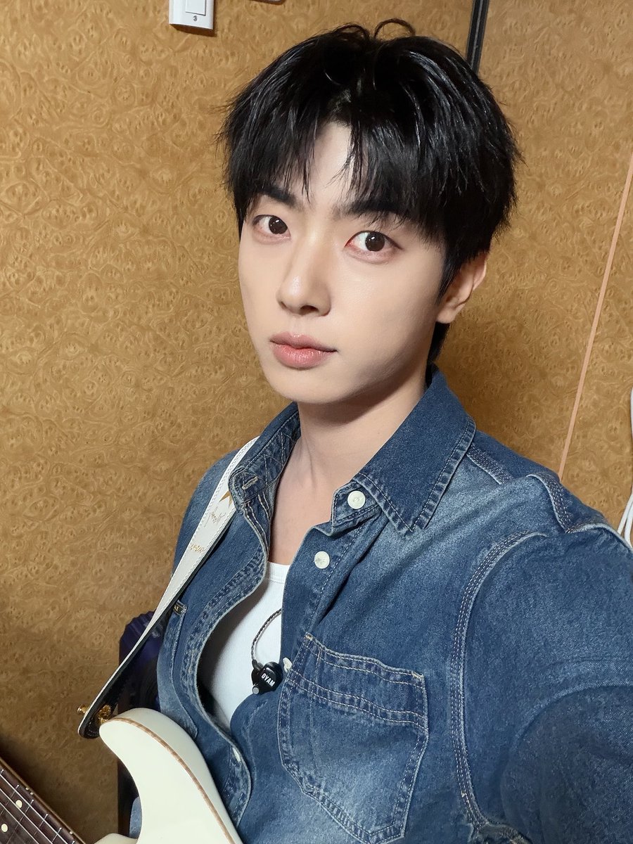 98II24's tweet photo. 고생해뜌아ㅏㅏ
강현이 청자켓 너무 잘어울리네요..아 기살아 https://t.co/5jsr1WGlsB