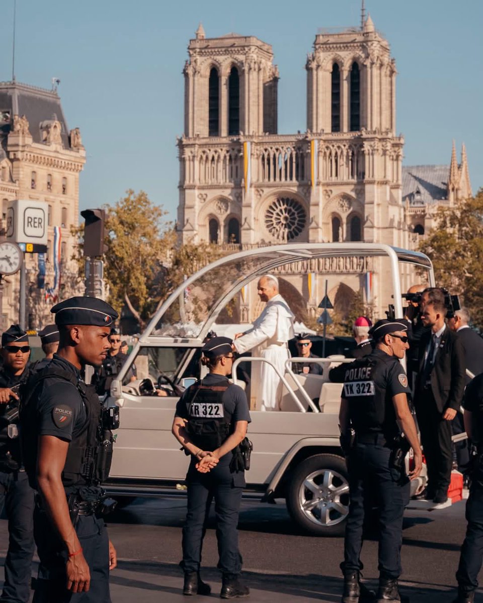 LBleuBlancRouge's tweet photo. ✝️🇫🇷👮🏼‍♂️Une parenthèse enchantée qui soulage nos policiers.  

À Paris, depuis hier, alors que des centaines de milliers de fidèles se rassemblent au Stade de France, à Notre-Dame place de la Concorde et le long des Champs-Élysées pour la messe célébrée par le pape Léon XIV, un sentiment inhabituel circule dans les rangs des forces de l’ordre.

Les policiers mobilisés depuis la veille parlent d’un soulagement discret mais réel. 

En interne, beaucoup le disent sans détour : « Ça nous change de d’habitude. » L’ambiance n’a rien à voir avec celle des manifestations tendues, des samedis de tensions ou des opérations de maintien de l’ordre habituel. Ici, les foules sont calmes, souvent familiales, ponctuées de chants, de prières et de sourires. Les contrôles restent stricts, les périmètres sont tenus, les fouilles se multiplient, mais l’hostilité n’est pas au rendez-vous.

Pour des agents habitués à affronter des cortèges hostiles, des projectiles ou une défiance quasi permanente, cette parenthèse a quelque chose de réparateur. « L’ambiance est apaisée, ça nous fait du bien », confient plusieurs d’entre eux. On les voit échanger quelques mots avec des pèlerins, aider des familles à se repérer, ou simplement observer le défilé de la papamobile sans que la pression ne monte d’un cran. Le dispositif est massif — des milliers de policiers, gendarmes et militaires de Sentinelle —, mais le climat n’a rien d’électrique.

Ce n’est pas que le travail soit plus facile. La responsabilité reste lourde : protéger le souverain pontife, gérer des flux considérables et garantir qu’aucun incident ne vienne troubler l’événement. Pourtant, le regard des agents change. Beaucoup évoquent une forme de reconnexion avec une mission plus « classique » de protection et d’accueil, loin des affrontements répétés qui usent les corps et les esprits.

Dans les commissariats et sur les liaisons radio, le ton est plus léger qu’à l’accoutumée. On entend des remarques sur la politesse des personnes contrôlées, sur l’absence de provocations, sur cette impression rare de travailler « avec » le public plutôt que « contre » lui. 
Pour certains, c’est même un rappel de pourquoi ils ont choisi ce métier : assurer la sécurité d’un grand rassemblement sans que celui-ci ne bascule dans le chaos.

La visite du pape Léon XIV, première visite officielle d’un pape à Paris depuis 2008, offre ainsi aux forces de l’ordre une parenthèse inattendue. Un moment où la tension retombe, où l’ambiance s’apaise, et où beaucoup reconnaissent, à mots couverts, que cela leur fait du bien. Demain, le quotidien reprendra probablement ses droits. Mais pour ces deux jours, les policiers respirent un peu mieux.