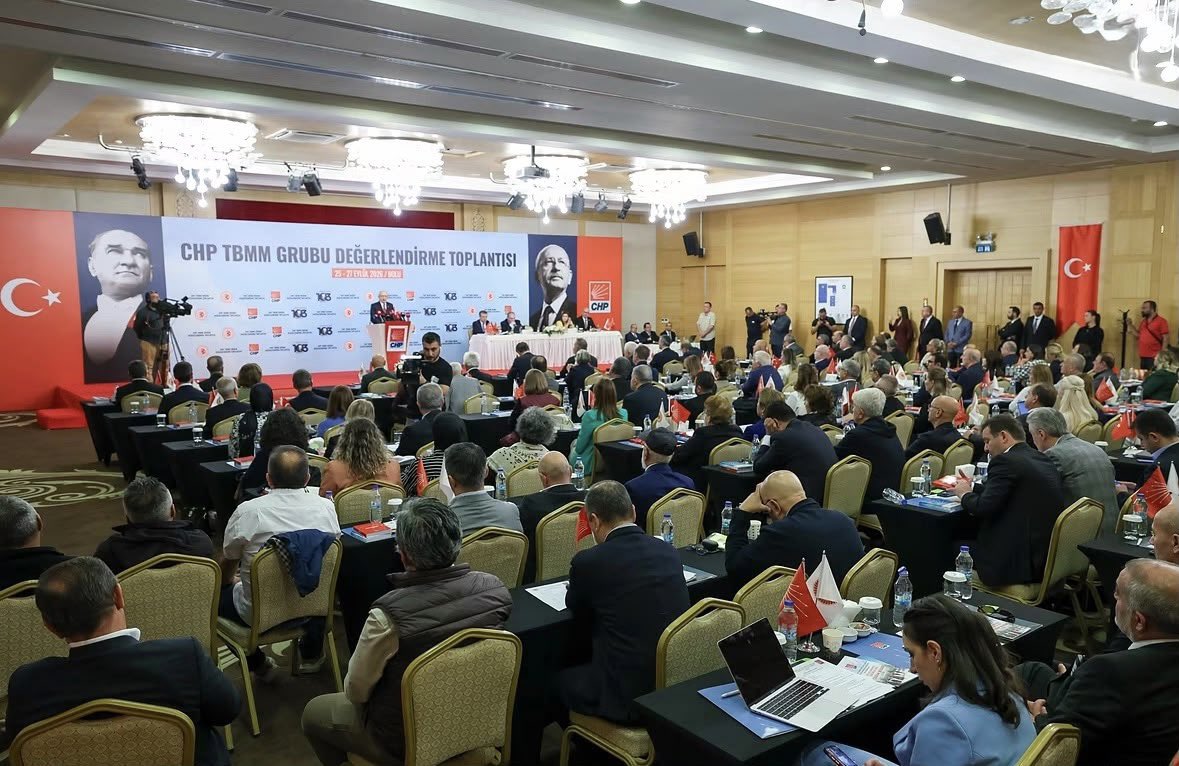 AytenGulseverx's tweet photo. Partimizin Abant’ta gerçekleştirdiği TBMM Grup Değerlendirme Toplantısı’nda, ülkemizin gündemini, yurttaşlarımızın beklentilerini ve Meclis çalışmalarımızın önümüzdeki dönem yol haritasını değerlendiriyoruz.

Halkımızın sesi, örgütümüzün gücü ve ortak sorumluluğumuzla; emeğin, adaletin, eşitliğin ve demokrasinin yanında olmaya devam edeceğiz.

Cumhuriyet Halk Partisi olarak, Türkiye’nin aydınlık yarınları için dayanışma ve kararlılıkla çalışmayı sürdürüyoruz. #chp