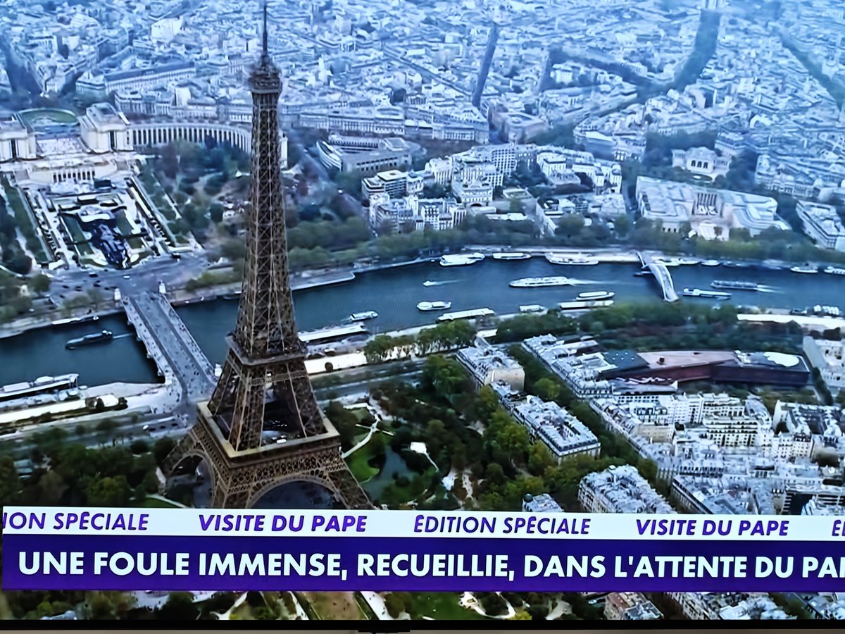 Beatrice_Rosen's tweet photo. ✨Cette foule dans Paris est magnifique!
Ça nous change des déambulations Potemkine d' E.M. ou des Champs Elysées vides quand il y vient  les 8 Mai.

Bienvenue Léon XIV !🕊️

La lumière plus forte que l'obscurité. https://t.co/XvItUqQRHn