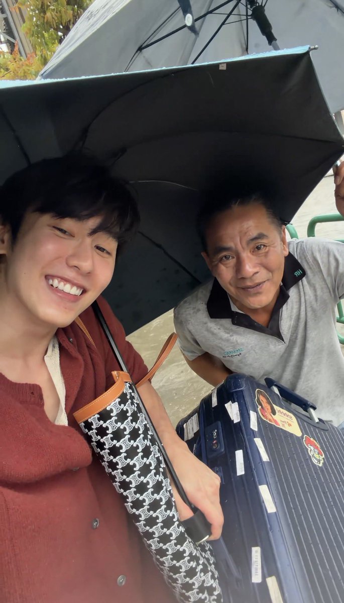 bookfamily_'s tweet photo. เรื่องเล่าของเด็กชายกษิบ๊องในวันฝนตก 🌧️

2024 - บุ๊คและคุณลุงร้านเนื้อย่างในโอซาก้า
2026 - บุ๊คและคุณลุงสายันในวันฝนตก

บุ๊คเป็นคนที่เหมาะกับคำว่า “ลูกรักพระพิรุณ” จริงๆ เพราะทุกครั้งที่มีเรื่องราวเกิดขึ้นในวันฝนตก มักจะมีเรื่องเล่าที่น่าประทับใจเกิดขึ้นกับบุ๊คเสมอ

และในเรื่องเล่าของบุ๊คมักพาใครบางคนเข้ามาเติมเรื่องราวดีๆ ให้กับวันธรรมดาเสมอเลย และเพราะ “บุ๊ค” ที่ทำให้ทุกเรื่องที่เกิดขึ้นรอบตัว กลายเป็นเรื่องที่ดีและน่ารักมากๆ หวังว่าทุกคนจะได้เจอกับเรื่องราวดีๆ เหมือนกันกับบุ๊คนะ

#kasibook