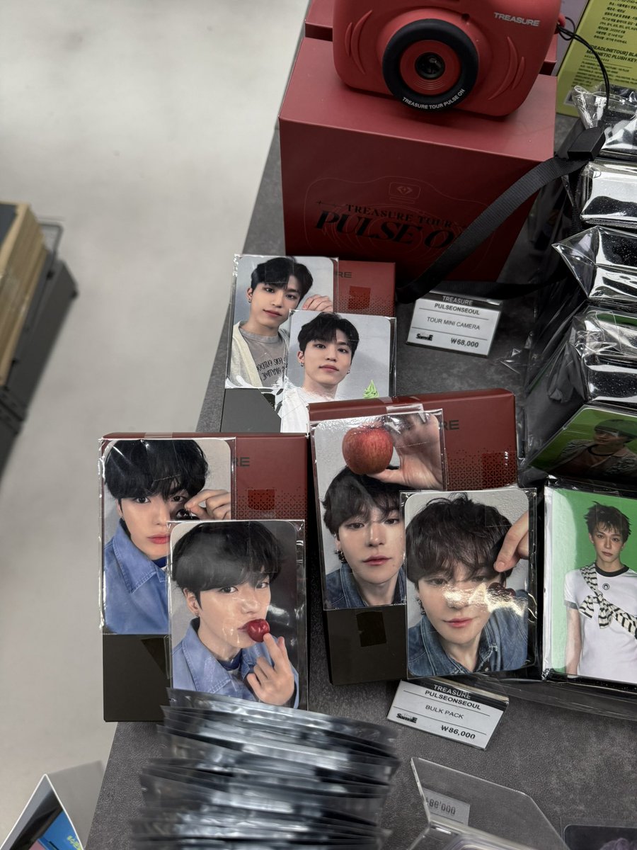 eotteo_k_shop's tweet photo. Hello! baka meron pa po nag hahanap here na ganito with pob pc pa🤩

📌ETA in manila - oct. 1

📍the SameE YG Store Myeongdong

💎TREASURE MERCH/MDs — pleasure collect book pulse on seoul bulk pack pc pulse on crop shirt concert package &amp; more..

DM for price list📩 https://t.co/HfwwXjWdJc