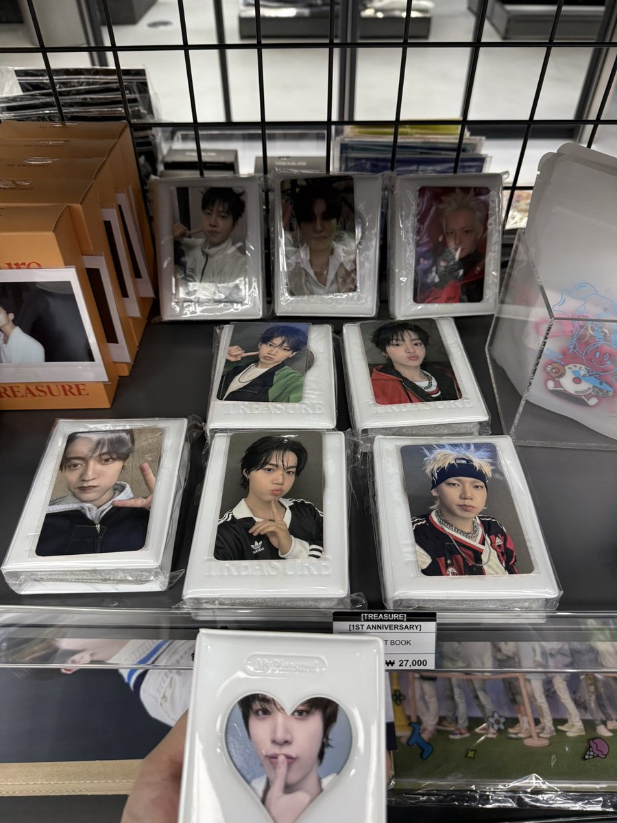 eotteo_k_shop's tweet photo. Hello! baka meron pa po nag hahanap here na ganito with pob pc pa🤩

📌ETA in manila - oct. 1

📍the SameE YG Store Myeongdong

💎TREASURE MERCH/MDs — pleasure collect book pulse on seoul bulk pack pc pulse on crop shirt concert package &amp; more..

DM for price list📩 https://t.co/HfwwXjWdJc