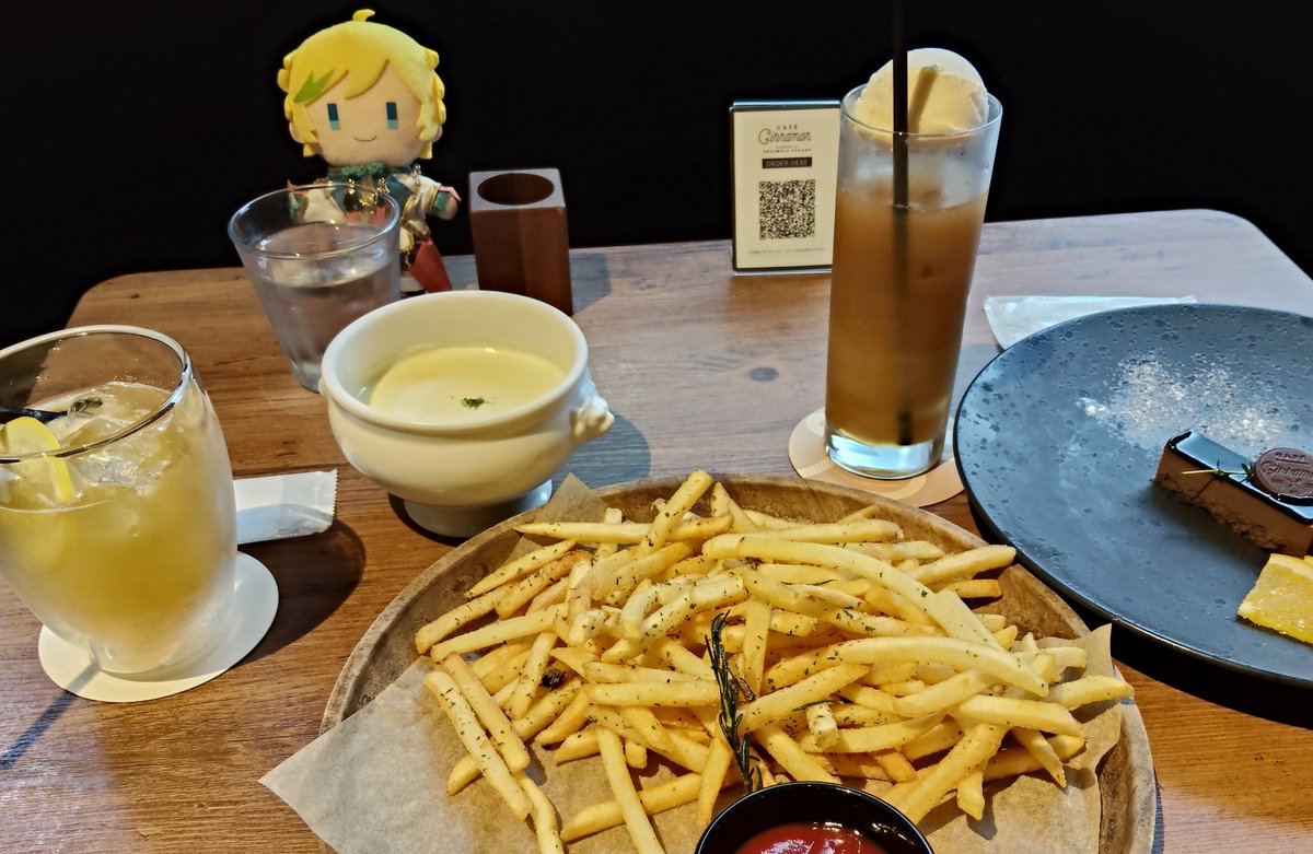 ansutaaccount's tweet photo. あんスタショップ行って、カードダスして、シナモン行って、締めに月スタ見て、最高のあんスタDay☆ https://t.co/20XNTkpSJc