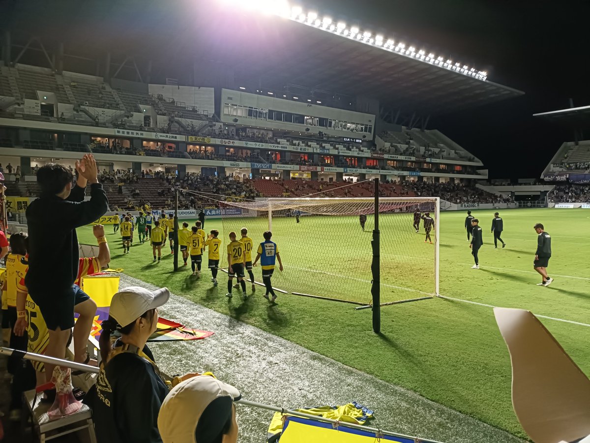 kitakyunerds's tweet photo. 【vs #鹿児島ユナイテッドFC 】

首位・鹿児島相手に1-1のドロー。

終盤に追いつかれ、勝ち切れなかった悔しさは、やはり残ります。

それでも4-4-2の成熟とともに、首位相手にも互角以上の戦いを披露。

この悔しさを次の勝利へ。

確かな手応えを、さらなる前進へ！

#ギラヴァンツ北九州
#ひとつに https://t.co/X2yE3a6VwK