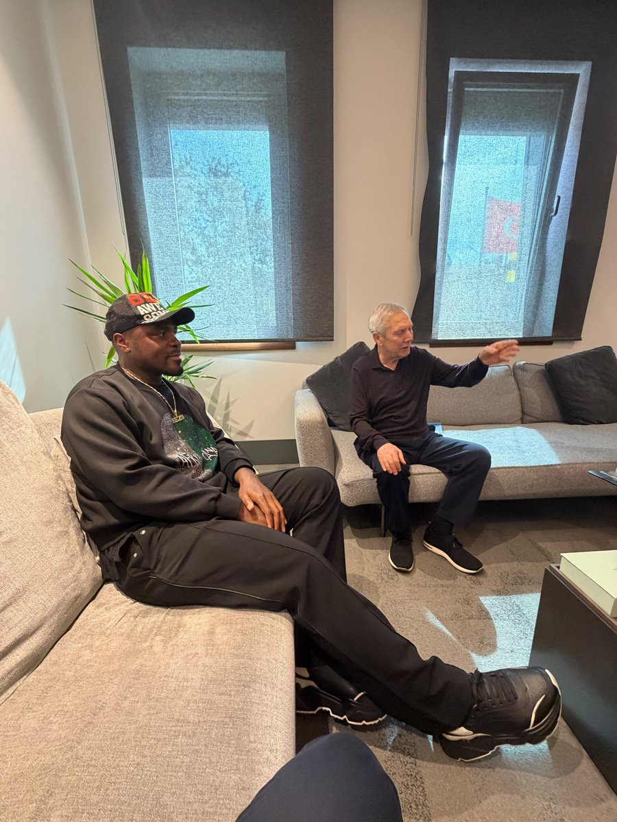 ajansfenercom's tweet photo. Emenike: Fenerbahçe Spor Kulübü Başkanı Sayın Aziz Yıldırım'ın nazik daveti için teşekkür ederim. Tekrar bir arada olmak çok güzel, AZİZ BABA 💛💙 https://t.co/eVFYRqGML5