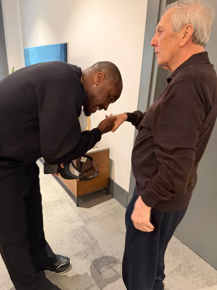 ajansfenercom's tweet photo. Emenike: Fenerbahçe Spor Kulübü Başkanı Sayın Aziz Yıldırım'ın nazik daveti için teşekkür ederim. Tekrar bir arada olmak çok güzel, AZİZ BABA 💛💙 https://t.co/eVFYRqGML5