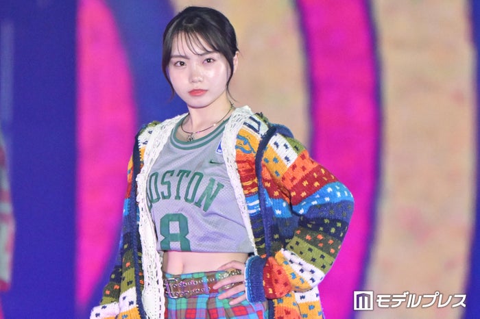 modelpress's tweet photo. 【♥️Rakuten GirlsAward 2026 A/W🍰🍭】

「GTO」稲垣来泉、へそ出しコーデが新鮮 
カラフル＆ポップな装い「ガルアワ」初登場
https://t.co/A63UadrTYj

#ガルアワ2026AW @kurumi_inagaki https://t.co/jdKQmhgXzP