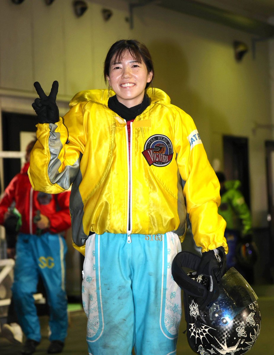 hochi_boatrace's tweet photo. ◆プレミアムＧ１第１３回ヤングダービー（２６日・ボートレース若松・５日目）

《大会史上女子２人目優出「マジでうれしい」》

清水愛海（２６）＝山口＝が準優１１Ｒ５号艇で２着に入り、２節連続となる今年５度目、通算１６度目、Ｇ１＆若松は初となる優出を決めた。

女子の優出は第５回（１８年・浜名湖）の大山千広（６着）以来、大会史上８年ぶり２人目となった。

「うれしい、マジでうれしいです。２周１マークはやらかした、と思ったし、準優で２等取りだということを忘れいていてやべーってなりました（笑）。スリット後も（６番に）かかるか、かからないか分からず粘り過ぎましたね。もっと早く切り替えればよかった。判断ミスです。自分がミスしなければもっと簡単に２等が取れていた。でも、エンジンのおかげでミスを助けてくれる感じですし、展示タイムは出ていないけどレースにいけばいいです。昨日（４日目）とはペラ調整を変えていってこのほうが全然いいです。レース足がいいですと書いておいてください。６号艇なのでワッキー（宮脇遼太）に伸びつける調整を教えてもらおうかな（笑）。でも、ペラにヒビが入っていて大きくは叩けないし…。なのできょう（準優）と同じような調整、展開を突けるような調整でいくつもりです。無欲でいけているのがいいのかな。大山千広さん以来の女子優出は光栄です。このあとＦ休みで無理だと思っていたけど、レディースチャレンジカップに出られるように６コースから頑張ります」

＃ボートレース若松
＃ヤングダービー
＃清水愛海