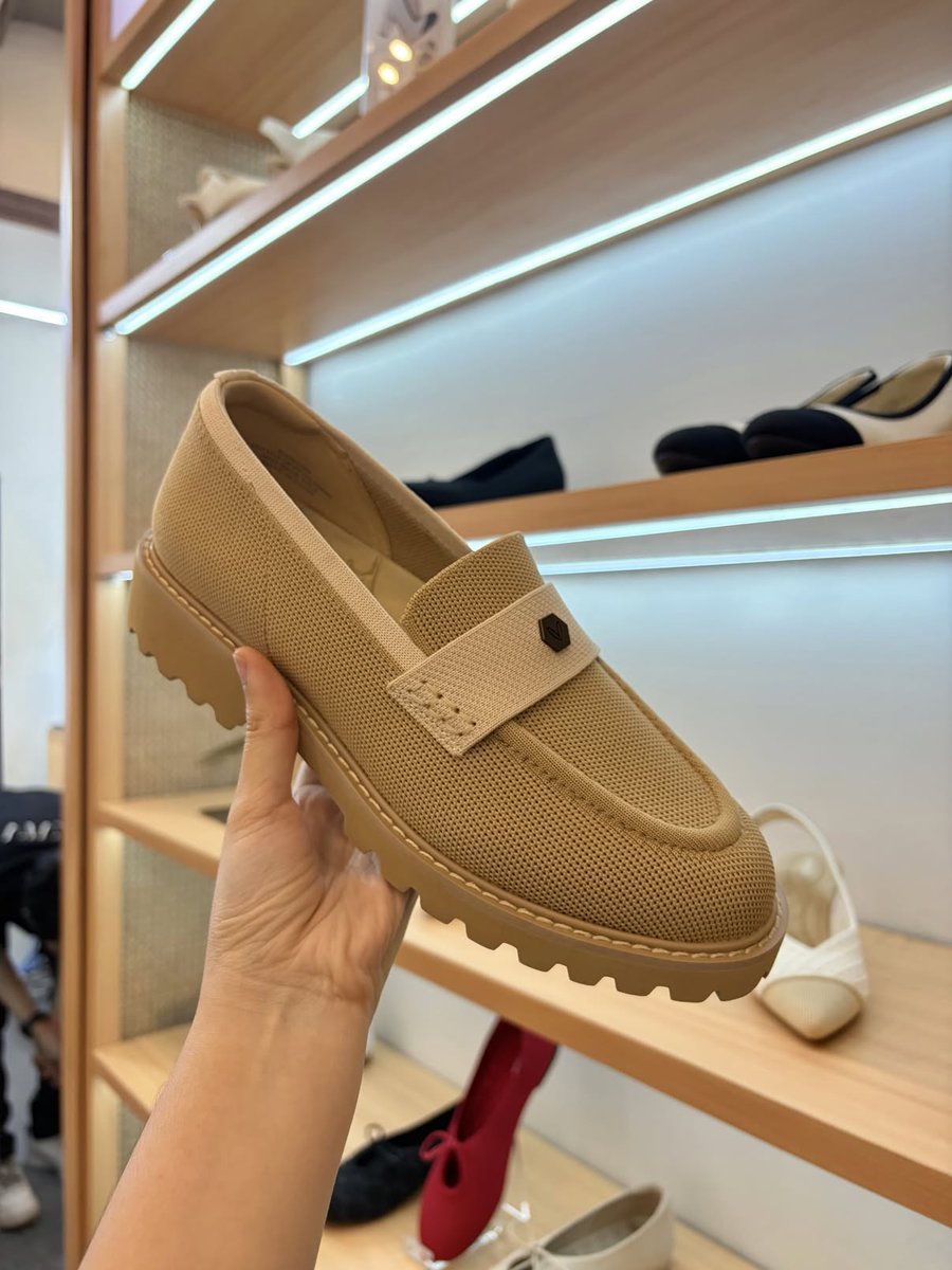 pujrrin's tweet photo. Vivaia ini nyaman tapi kenapa ya mahal banget😭 ada rekomendasi flat shoes yang mirip-mirip vivaia ga? https://t.co/IGKi3yrqon