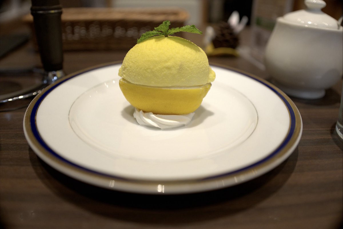 altrstcs's tweet photo. シメは、梶井基次郎『檸檬』でおなじみ、京都BAL地下のMARUZEN café 京都店にてレモンケーキ。 https://t.co/SD2LYUDMKl