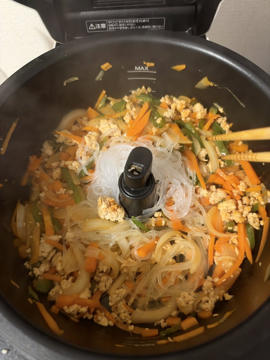 KangalMi's tweet photo. 今日のオートクッカーです。調味料はアジシオ、味の素、醤油、ごま油、コチュジャンを適量。10分野菜炒めて3分で挽肉(炒め済み)を投入。15分で止めて春雨を入れて手動かき混ぜ。胡麻ふりかけて完了 https://t.co/HfhiLHDRHG