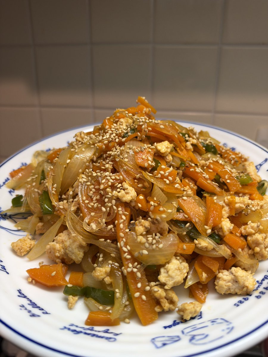 KangalMi's tweet photo. 今日のオートクッカーです。調味料はアジシオ、味の素、醤油、ごま油、コチュジャンを適量。10分野菜炒めて3分で挽肉(炒め済み)を投入。15分で止めて春雨を入れて手動かき混ぜ。胡麻ふりかけて完了 https://t.co/HfhiLHDRHG
