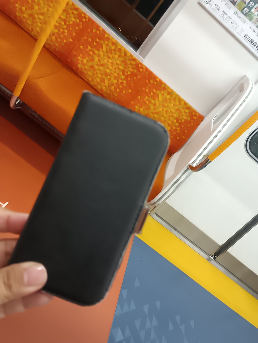 Tokimi1229's tweet photo. 鶴舞から #名古屋 方面に向かう
#電車 #優先席 に #携帯電話の忘れ物 が

#金山駅 の駅員さんに渡しました
持ち主さんに届きますように！ https://t.co/B7MwpRSeSa
