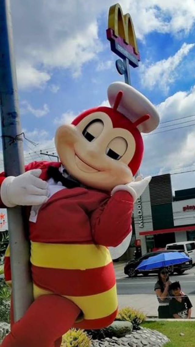 20Renakoala26's tweet photo. Someone should make an art or animation of  Jo with chicken costume x Jollibee core
#ForgottenIsland https://t.co/Xj6ZMmMda3