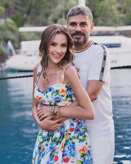 HypeOnHaber's tweet photo. Dilan Polat: 

"Ben Vanlı Kara Haydar’ı zamanında düğünde uyardım: 'Bu şatafat ve gösteriş bir gün bir yerde patlayacak, kameralardan, şovdan uzak dur' dedim. 

Bizim zamanımızda dilimiz yandı ama hiç kimse bundan bir ders çıkarmıyor. Diğer arkadaşlarıma da söylüyorum, sizler salak olmayın, gösteriş yapmayın. Sonra ipin ucu sürekli bize geliyor.” dedi.