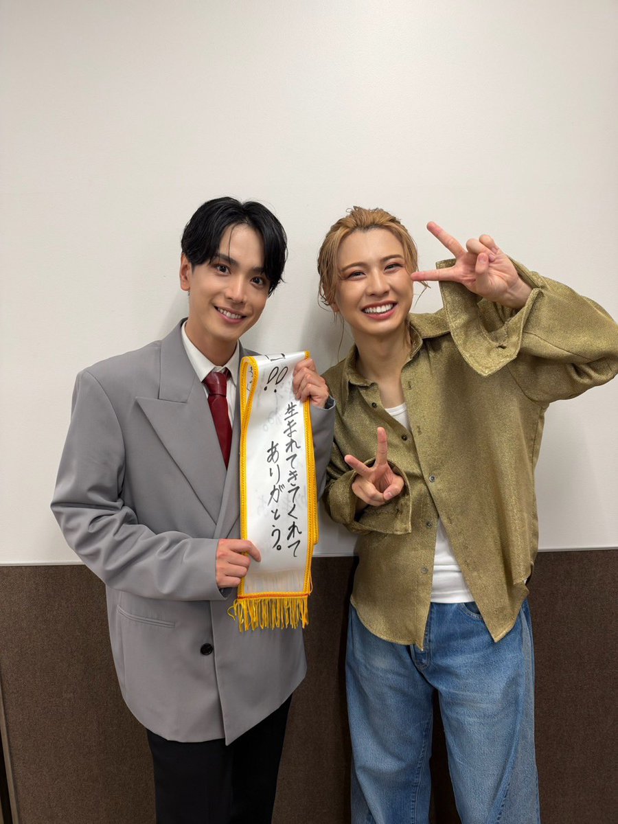 okamiya_kurumu's tweet photo. KURUMU OKAMIYA 1st Concert
「The Fanfare」初日
ご来場ご視聴誠にありがとうございました！

初日ゲストのまりおくん！
本当に来てくださって嬉しかった！
いつまでもついていきます！
皆様にファンファーレが届いていますように📣
明日も楽しむぞー！！ https://t.co/4OXjTt8e5P