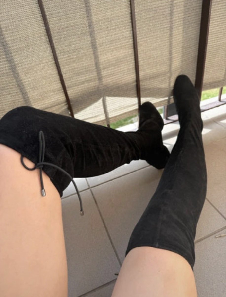 Julcia_zb's tweet photo. Szybciutko kundelki ustawiać sie w kolejce jako podnóżki, królowa nie będzie trzymać nóg na podłodze #blik #findom #podnóżek #buty #femdom #pies https://t.co/U2AnYpqAEN