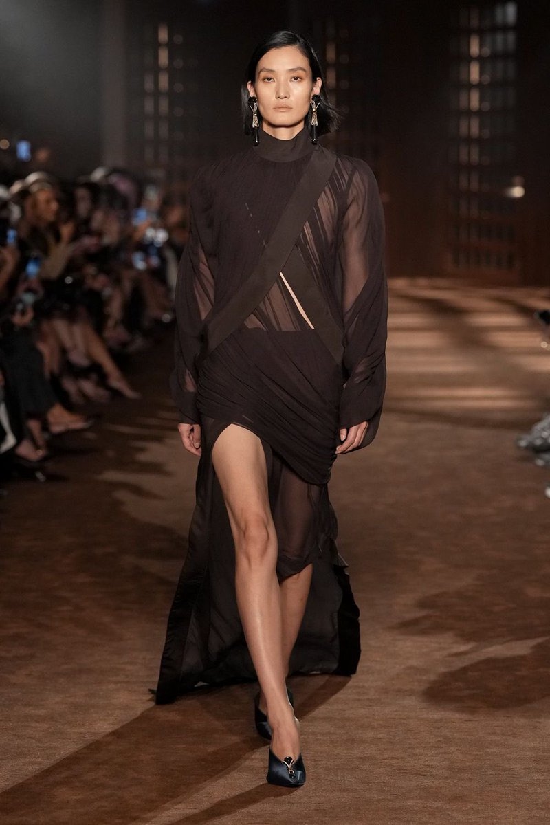 jacquemusx's tweet photo. Maximilian Davis is a true master of minimalism. When done well, it’s the most impressive thing one can wear. https://t.co/XTFf612nt5