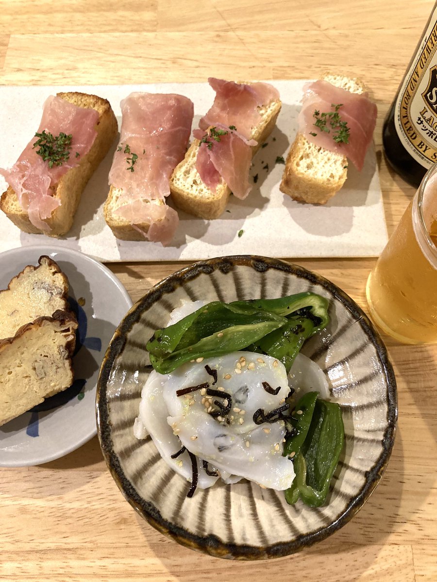 yo_co_san's tweet photo. 角打ちと言いつつめっちゃオシャレなお店だった。
取り敢えず栃尾のあぶらげが美味しいのは当然として、タコのわさび和えが美味しくて日本酒飲んでしまいそう。 https://t.co/0TPhixcwb0
