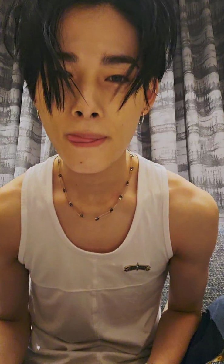 ifwrikii's tweet photo. and when nk goes live w his bangs down 🤤 https://t.co/47vWGNiVuD