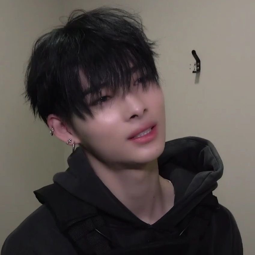ifwrikii's tweet photo. and when nk goes live w his bangs down 🤤 https://t.co/47vWGNiVuD