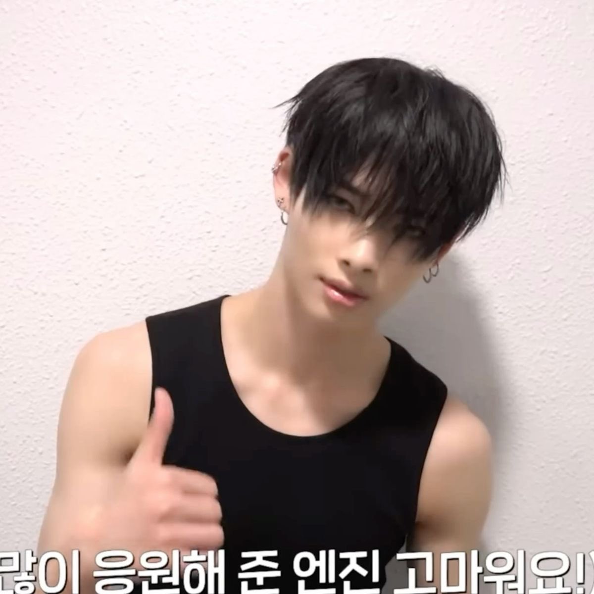 ifwrikii's tweet photo. and when nk goes live w his bangs down 🤤 https://t.co/47vWGNiVuD