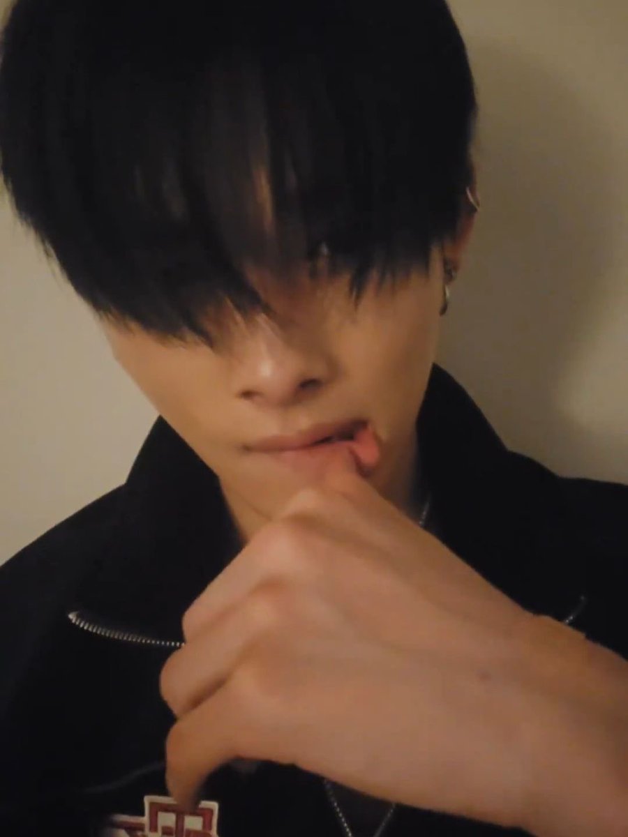 ifwrikii's tweet photo. and when nk goes live w his bangs down 🤤 https://t.co/47vWGNiVuD