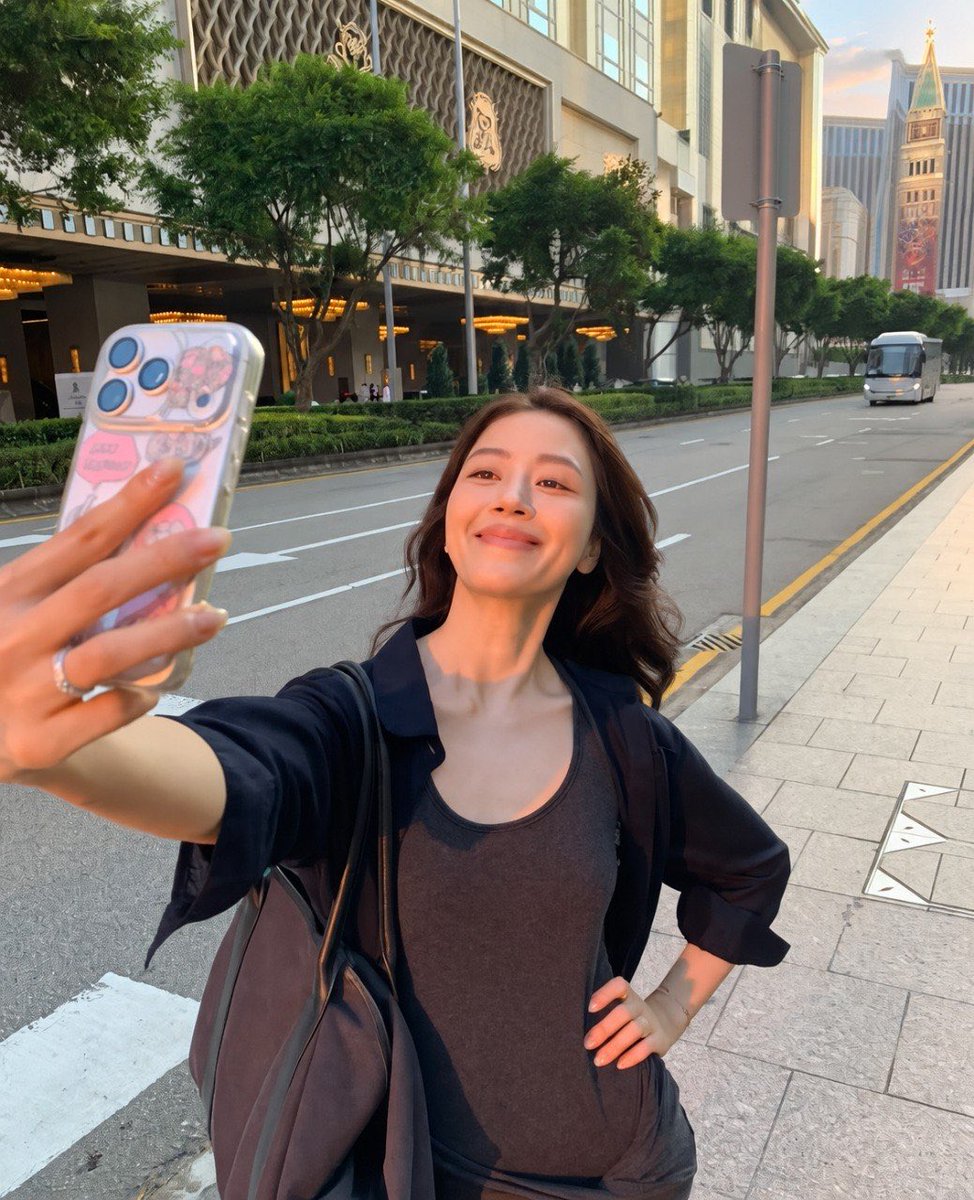 yangyang5202000's tweet photo. People should love themselves more than anyone else in this life. Happiness comes from each other, each other comes from the heart, and the heart comes from kindness. https://t.co/bOVYTSfc5p