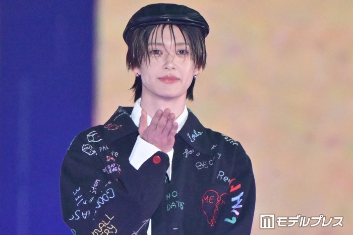 modelpress's tweet photo. 【♥️Rakuten GirlsAward 2026 A/W🍰🍭】

BUDDiiS小川史記、キャスケット×ピンクパンツが可愛い 不意打ち投げキスに「ハート射止められた」「破壊力すごい」の声💘
https://t.co/EQClxaxe3w

#ガルアワ2026AW @fuminori_ogawa https://t.co/Tc2nF0GDcr